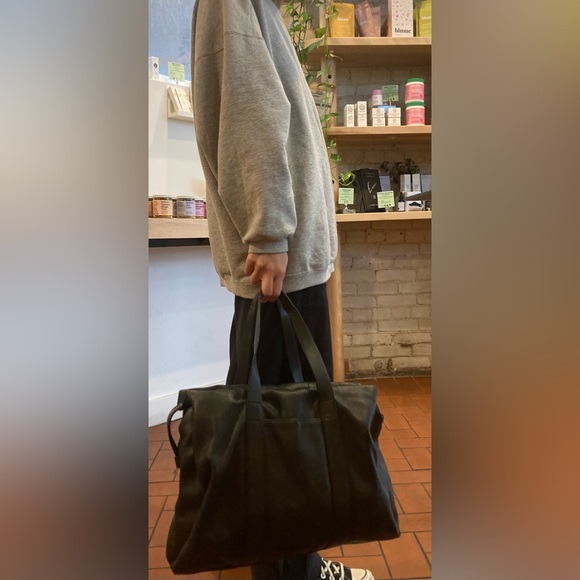 100% Aritzia Six Eleven Mc Duffle Large Leather Bag - Picture 2 of 9